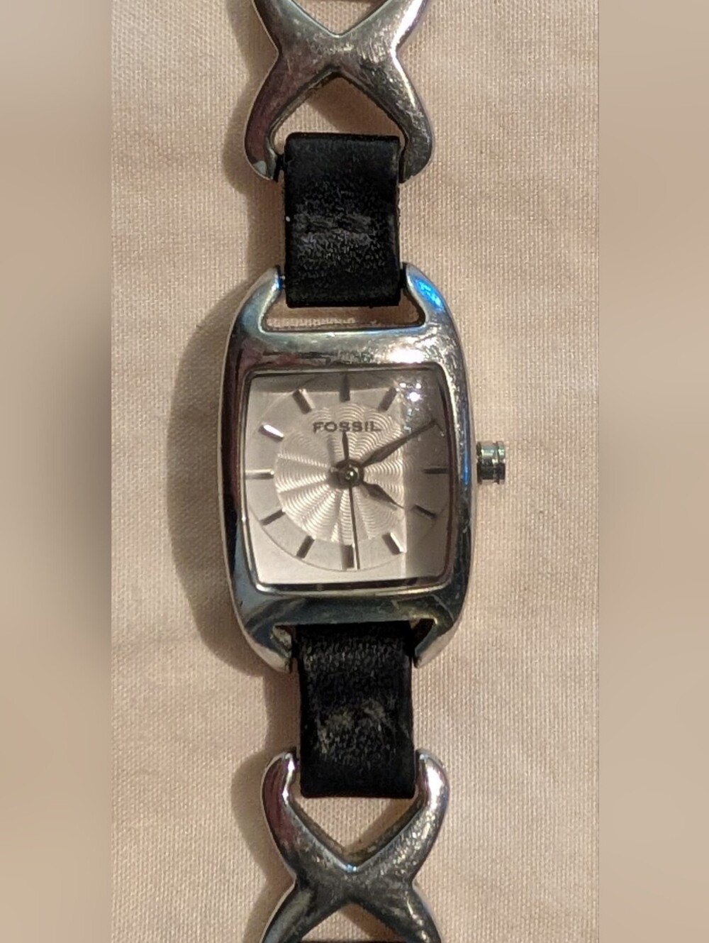 Working Women's F2 Fossil Silver Dial Black Leather Strap Watch